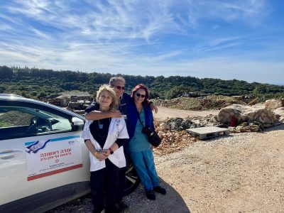 משמאל לימין: ד"ר סיון גושן, פרופ' דורון הלפרין וסילביה עד אל, אחות חדר הניתוח (אסותא רמת החייל) 